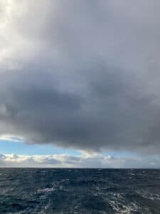 Dunkle Wolken achteraus von SY Rocinante