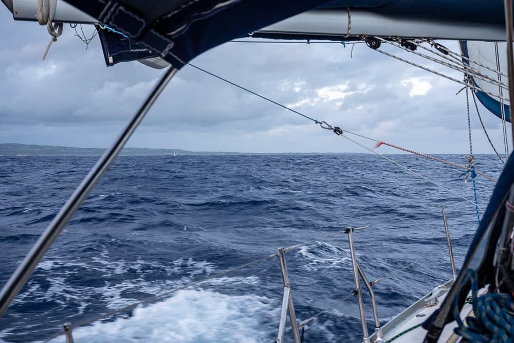 Schlechtes Wetter und die Segelyacht während eines Törns auf dem Atlantik