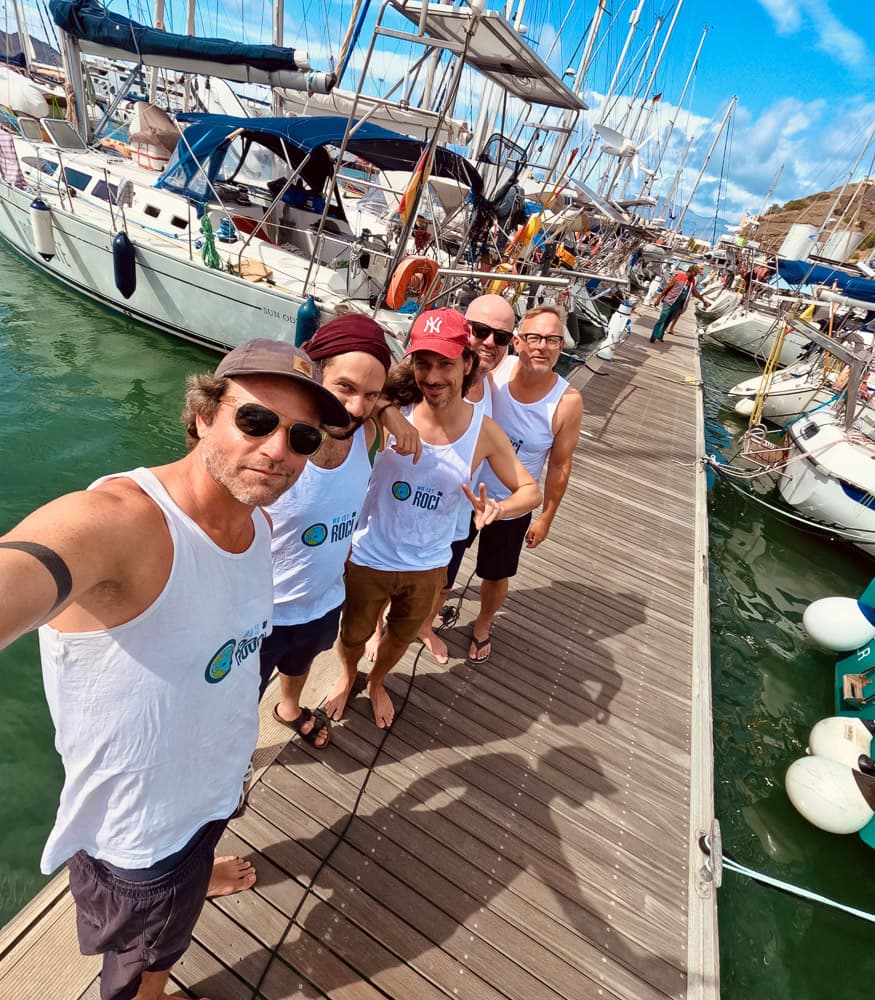 Crew mit Wo ist Roci? - Shirts auf dem Steg vor Rocinante in Mindelo, Kap Verde