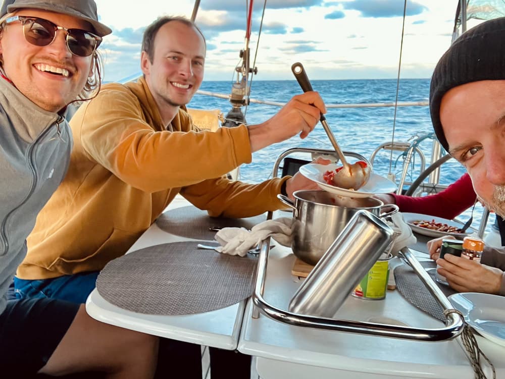 Fröhliche Crew während des Abendbrotes auf einem Törn auf dem Atlantik -2027