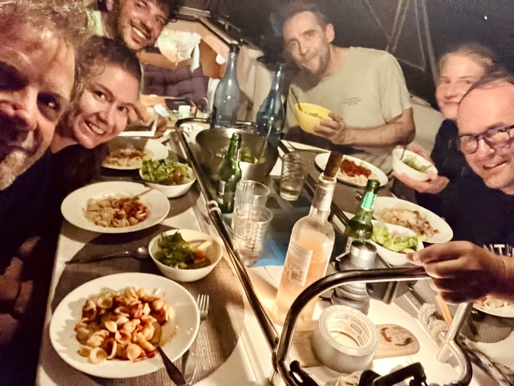 Crew beim Abendesse im Cockpit von Rocinante.