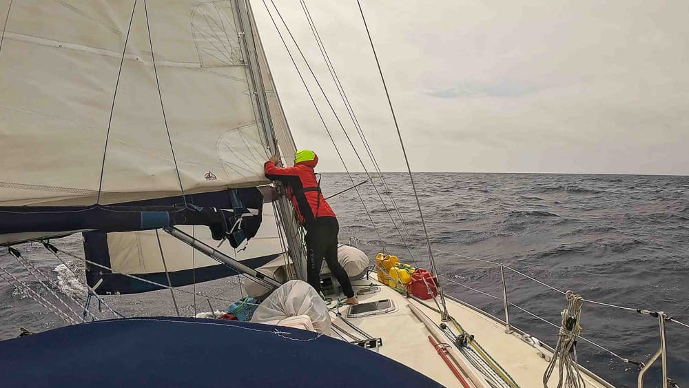 Reffen während schlechtem Wetter auf der Atlantiküberquerung von Bermuda nach Horta
