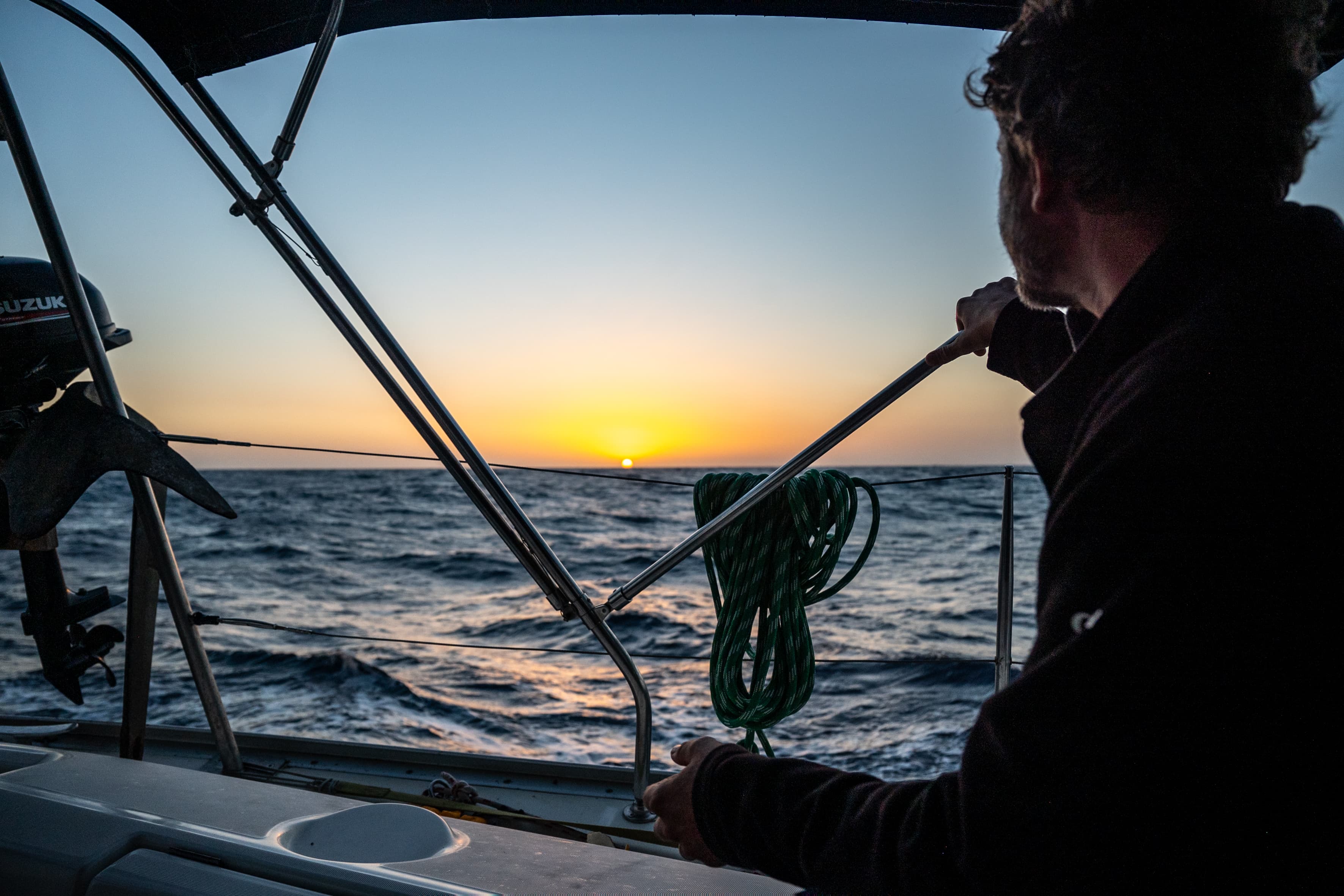 Sonnenuntergang auf dem Atlantik mit Jan im Vordergrund