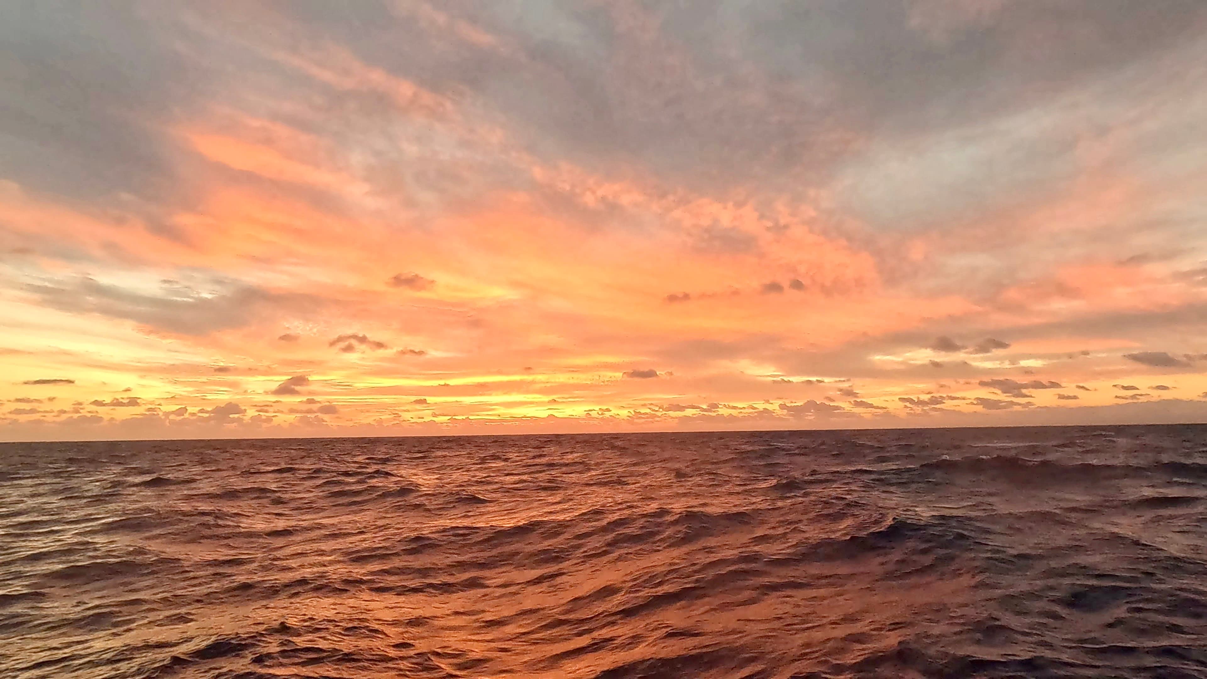 Dramatische Sonnenuntergang auf während eines Törns auf dem Atlantik