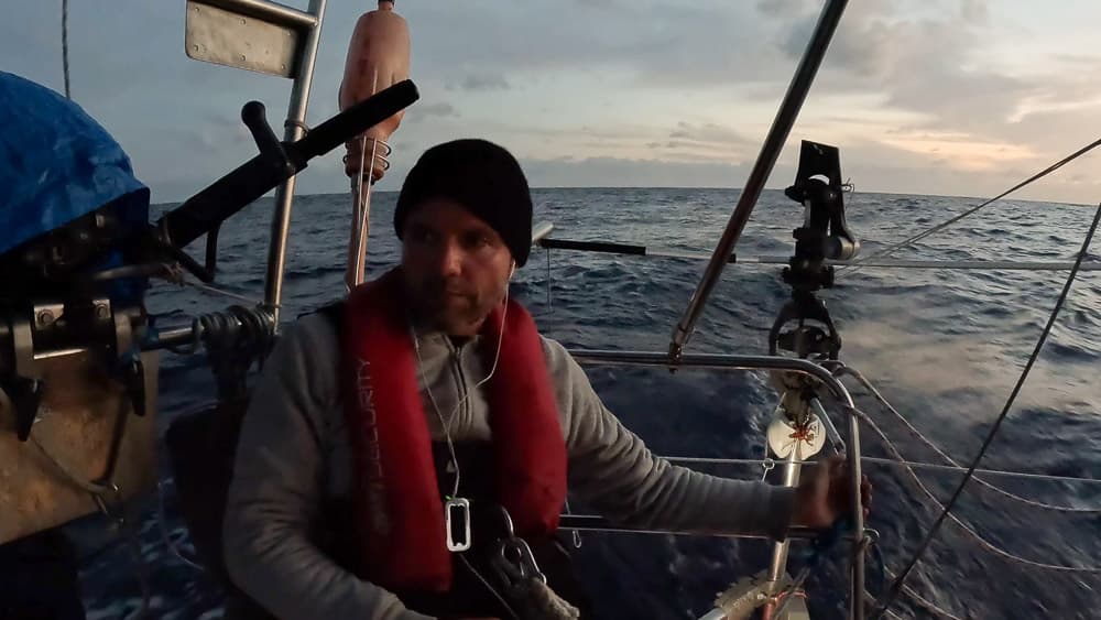 Jan im Cockpit von SY Rocinante an der Notpinne