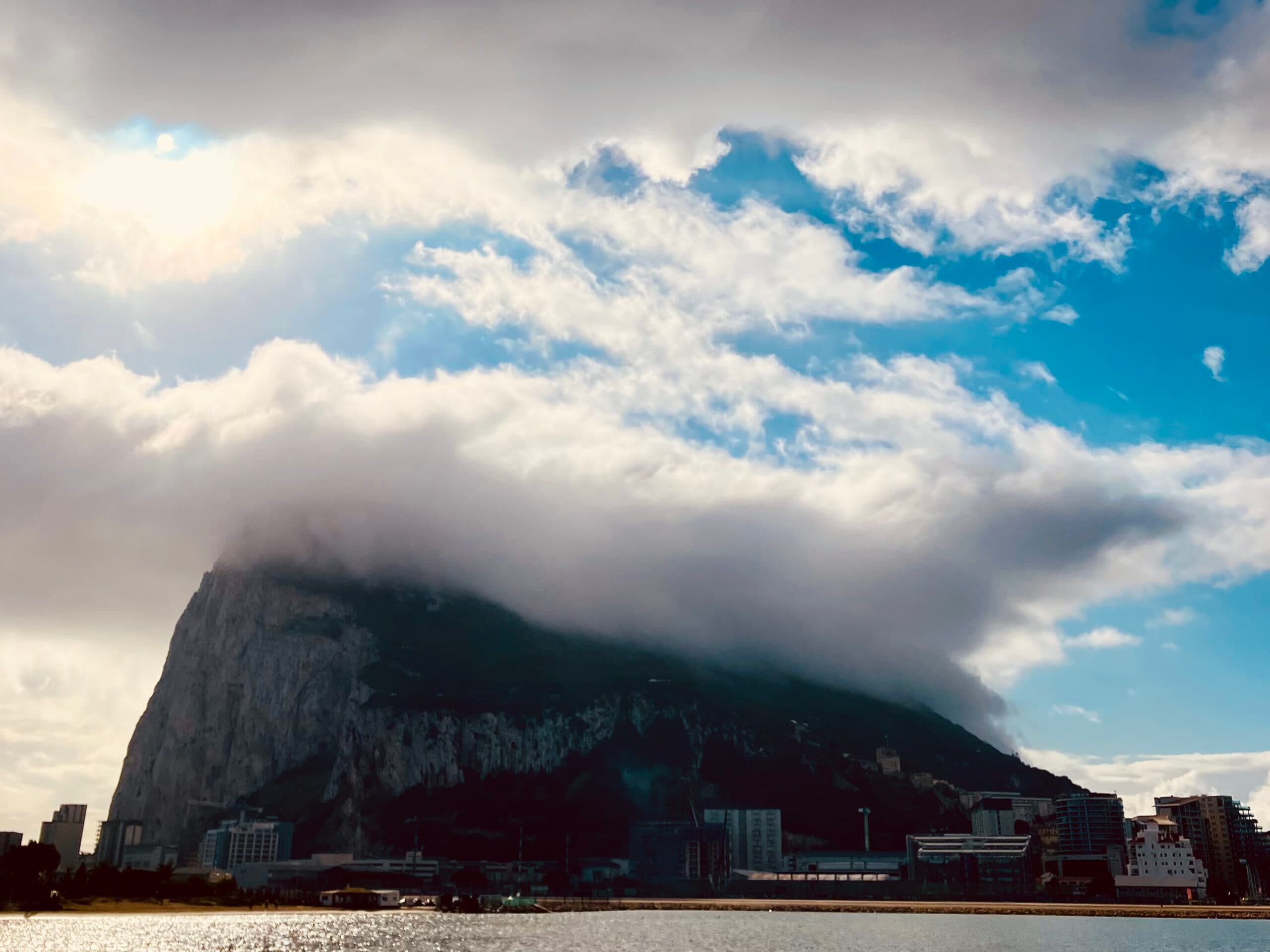 Der Felsen von Gibraltar als Startpunkt - Mitsegeln von Gibraltar nach Lanzarote – Atlantiksegeln 2027