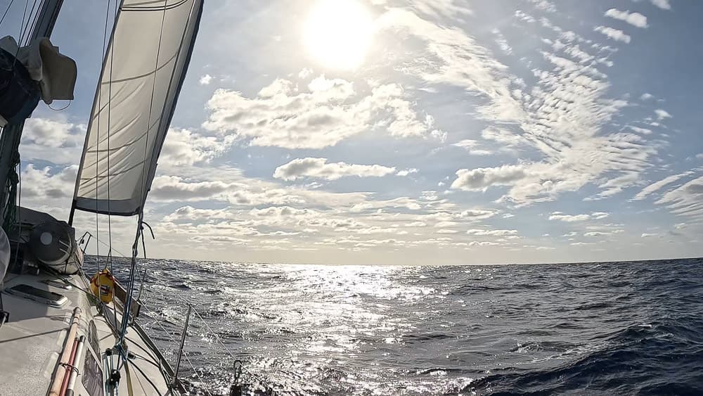 Der Atlantik entspannt bei leichter Bewölkung und viel Sonne