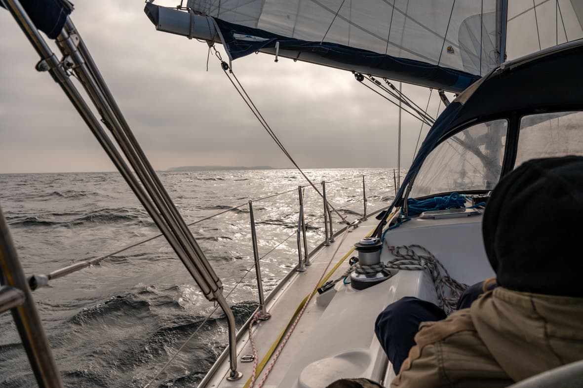 Enstpanntes Segeln auf SY Rocinante zwischen den Kanalinseln