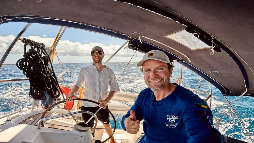 Moritz und Jan im Cockpit von Rocinante in der Karibik segelnd