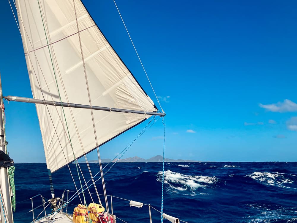 Segelyacht Rocinante vor dem WInd während eines Törns auf dem Atlantik