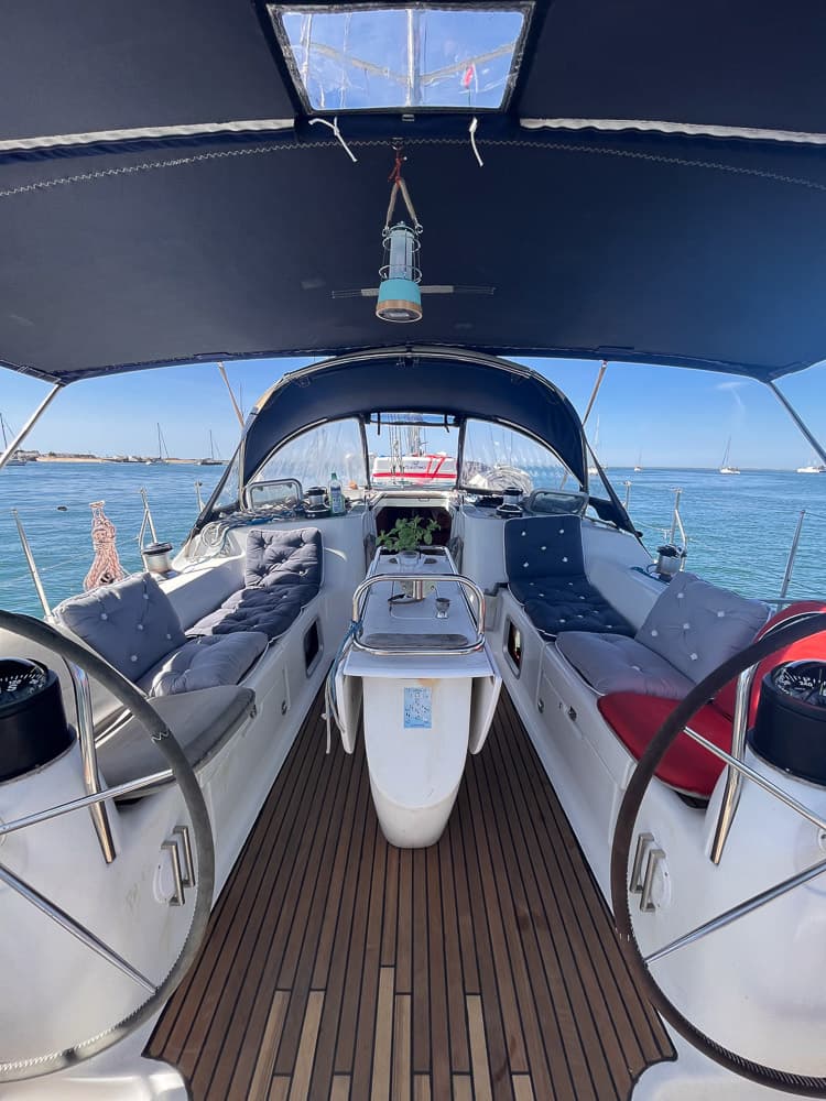 Blick durchs Cockpit von achtern