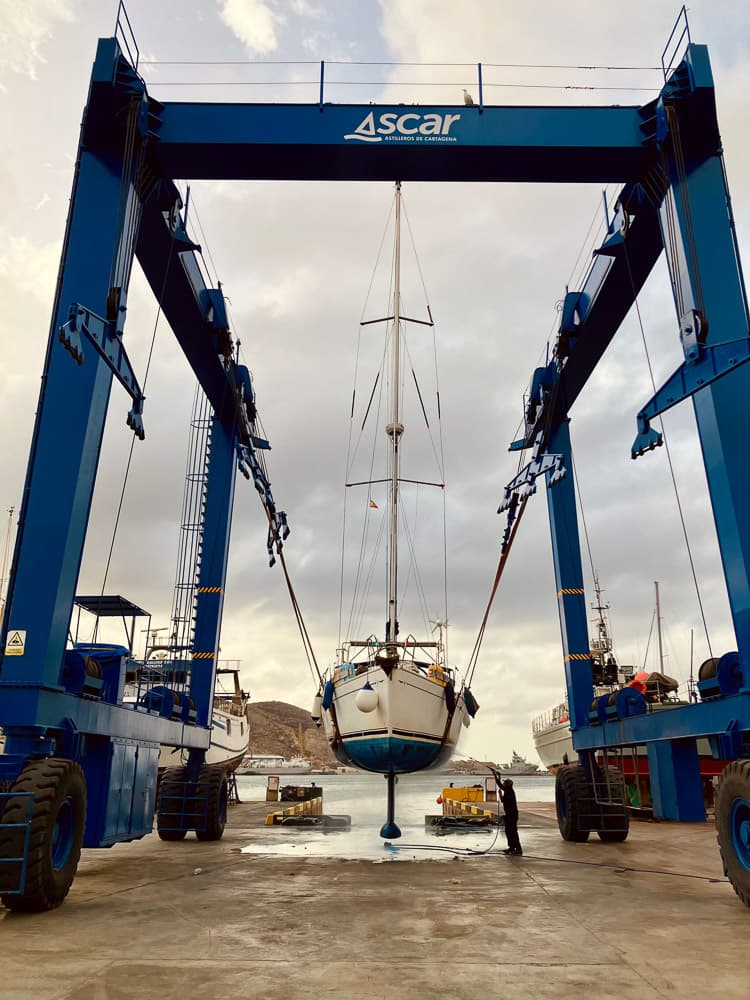 Rocinante hängt in einem großen Travelift in Cartagena