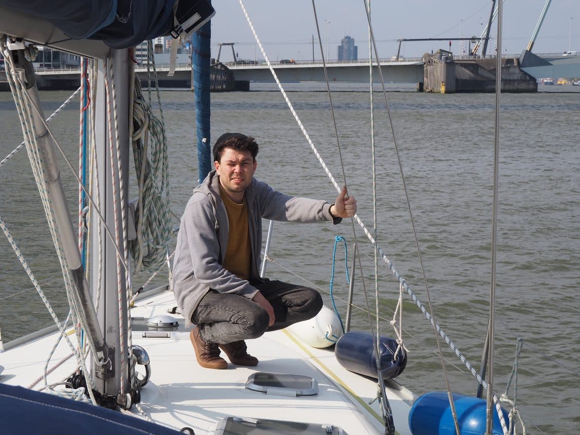 Auf nach Belgien – Foto aus dem Logbuch - Crewmitglied sitzt entspannt auf dem Vordeck von SY Rocinante