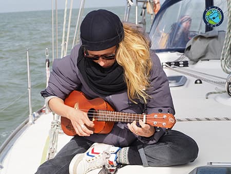 Crew spielt Ukulele an Bord