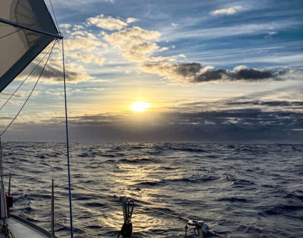 Sonnenuntergang unter Segeln von Madeira nach La Palma – Mitsegeln auf die Kanaren2027